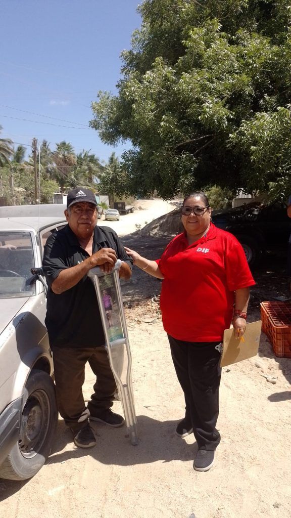 Entrega DIF Los Cabos muletas, andaderas y pañales a la población de SJC