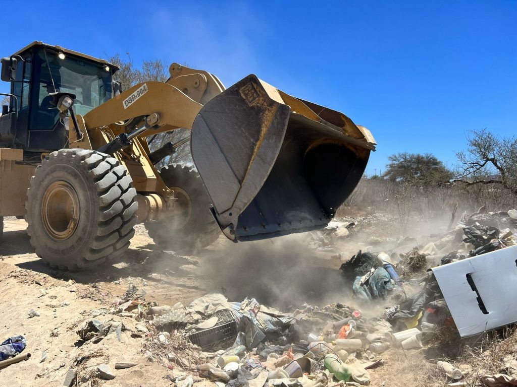 Continúa Servicios Públicos con las jornadas de limpieza en arroyos de Los Cabos