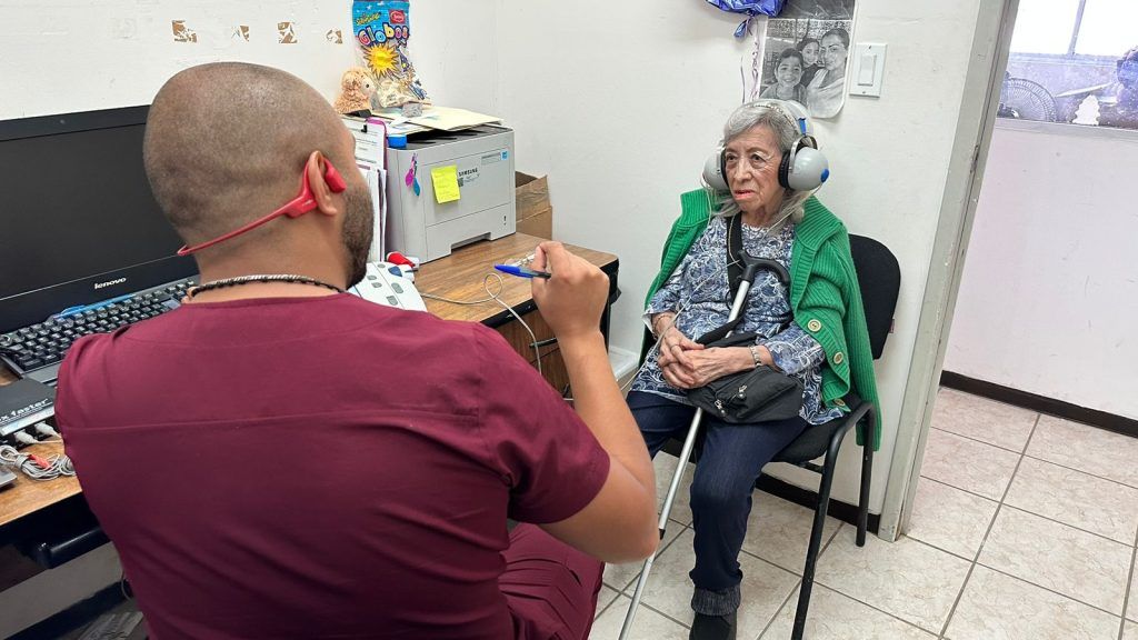 Sistema DIF Los Cabos hace entrega de apoyos auditivos