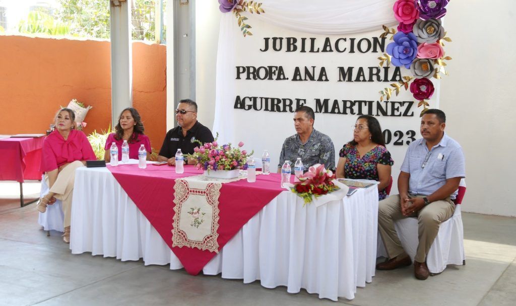 Gobierno de Los Cabos reconoce a docentes que han dejado huella en la formación de generaciones