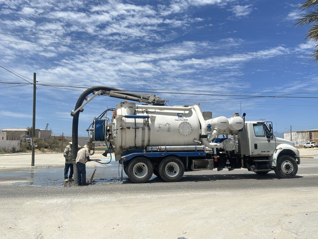 Realiza Oomsapas Los Cabos trabajos preventivos en la red de alcantarillado