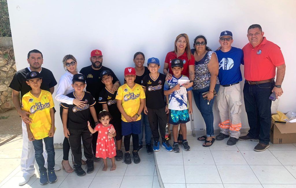 Entregan apoyos a selección cabeña de Beisbol infantil
