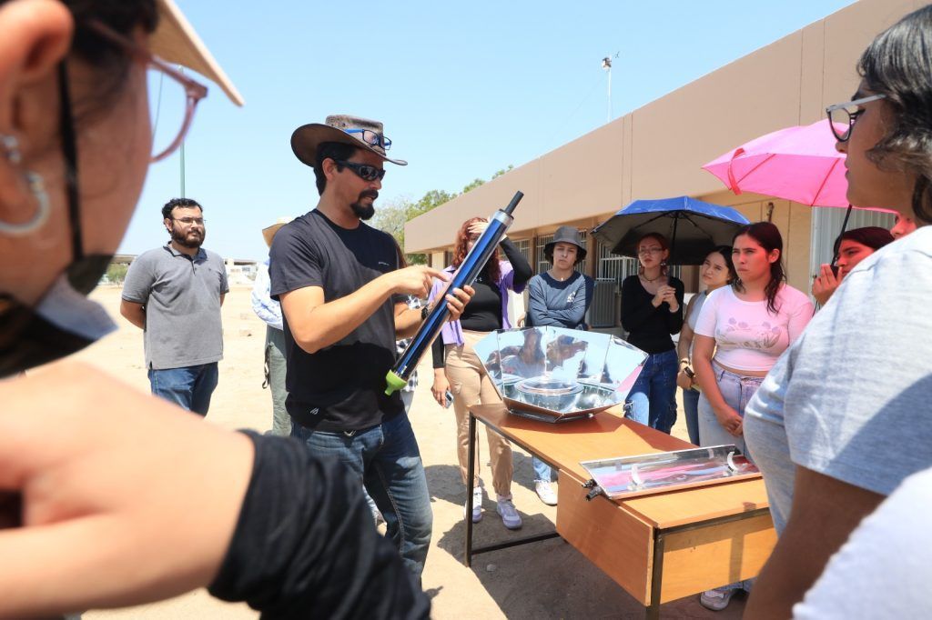 Estudiantes de bachillerato visitan la UABCS para conocer e interactuar con proyectos de energías renovables