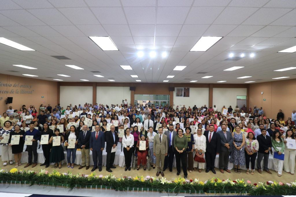 Entrega UABCS 178 títulos de licenciatura y 28 grados académicos