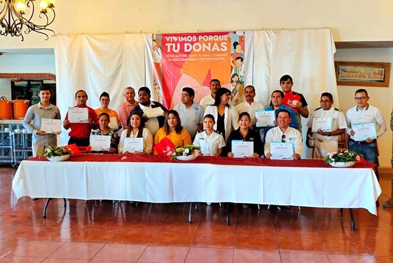 Salud Estatal entrega reconocimientos a donadores altruistas de sangre