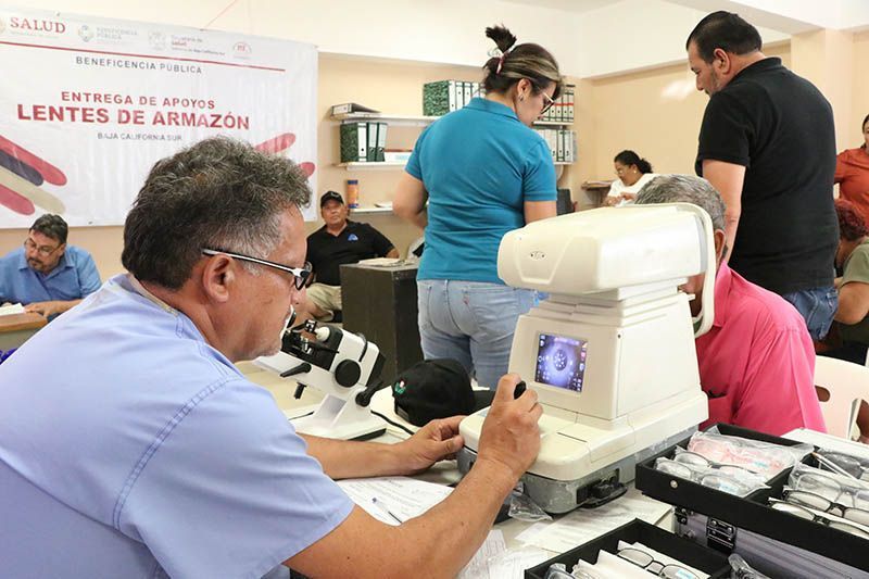 Entrega beneficencia pública más de 1500 anteojos gratuitos