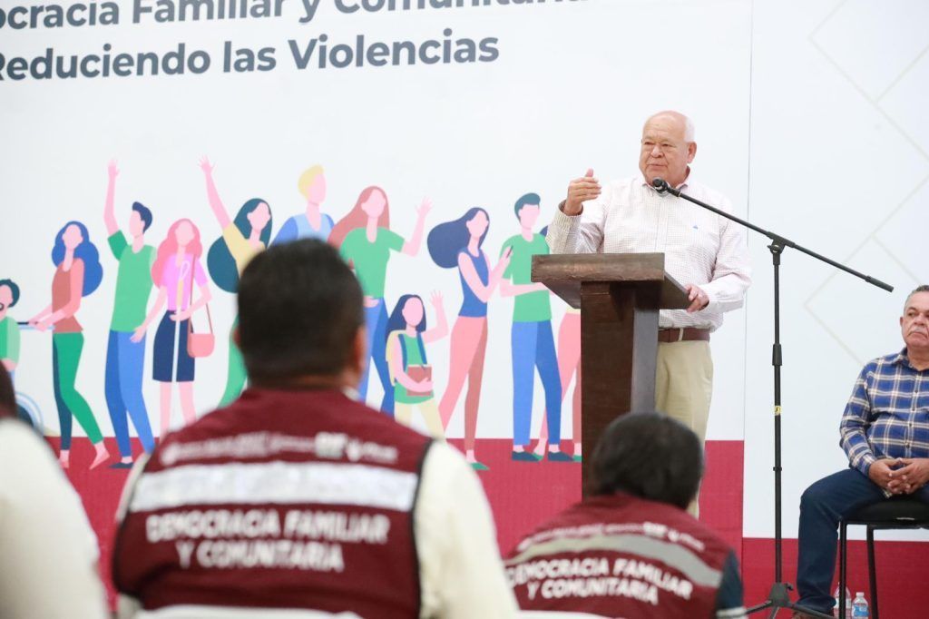 Clausura diplomados sobre democracia familiar y desarrollo local en BCS
