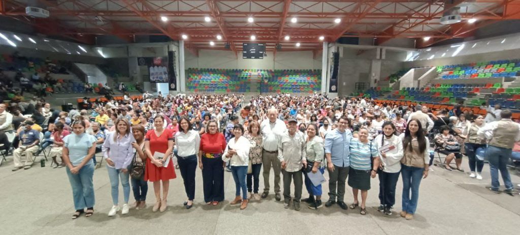 Gobernador cumple compromiso de brindar apoyo adicional a beneficiarios del programa "Por una mejor vivienda"
