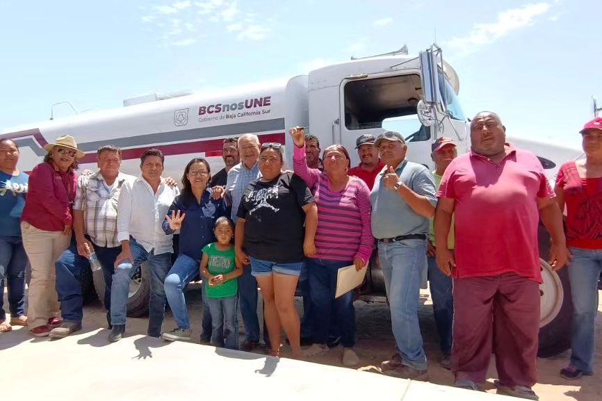 Entrega gobernador VCC apoyos en El Chicharrón