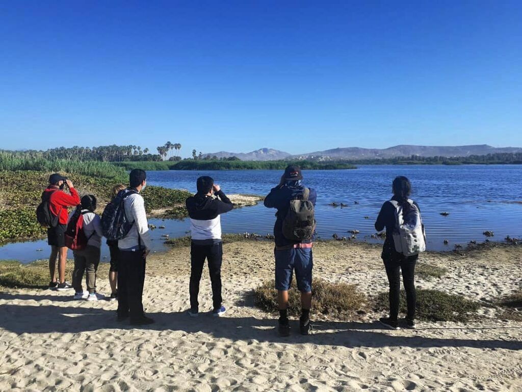 Alejandra Guadalupe Avilés Sánchez, egresada de la Licenciatura en Turismo Alternativo de la Universidad Autónoma de Baja California Sur, invita a adoptar un enfoque que minimice impactos y fomente el bienestar social.