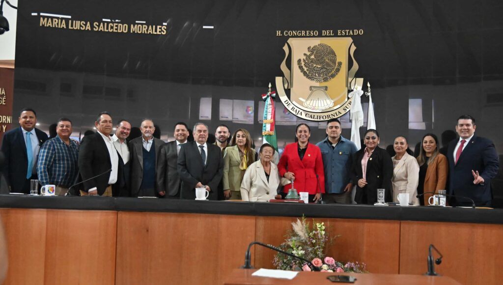 El Congreso del Estado develó las letras doradas con el nombre de María Luisa Salcedo, símbolo de igualdad y justicia.