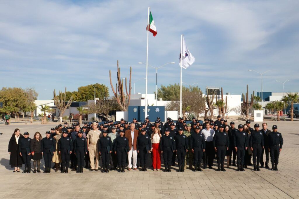 “Sirvan a la gente, no se sirvan de la gente”, exhorta el gobernador a los nuevos elementos de seguridad.