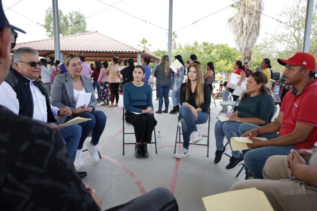La iniciativa "Mujeres Rompiendo Muros" busca reducir brechas de género y fomentar la igualdad mediante capacitación técnica y habilidades prácticas.