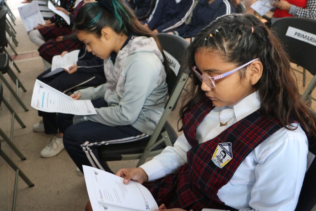Estudiantes y autoridades comparten fragmentos literarios y reflexiones sobre el derecho a la educación
