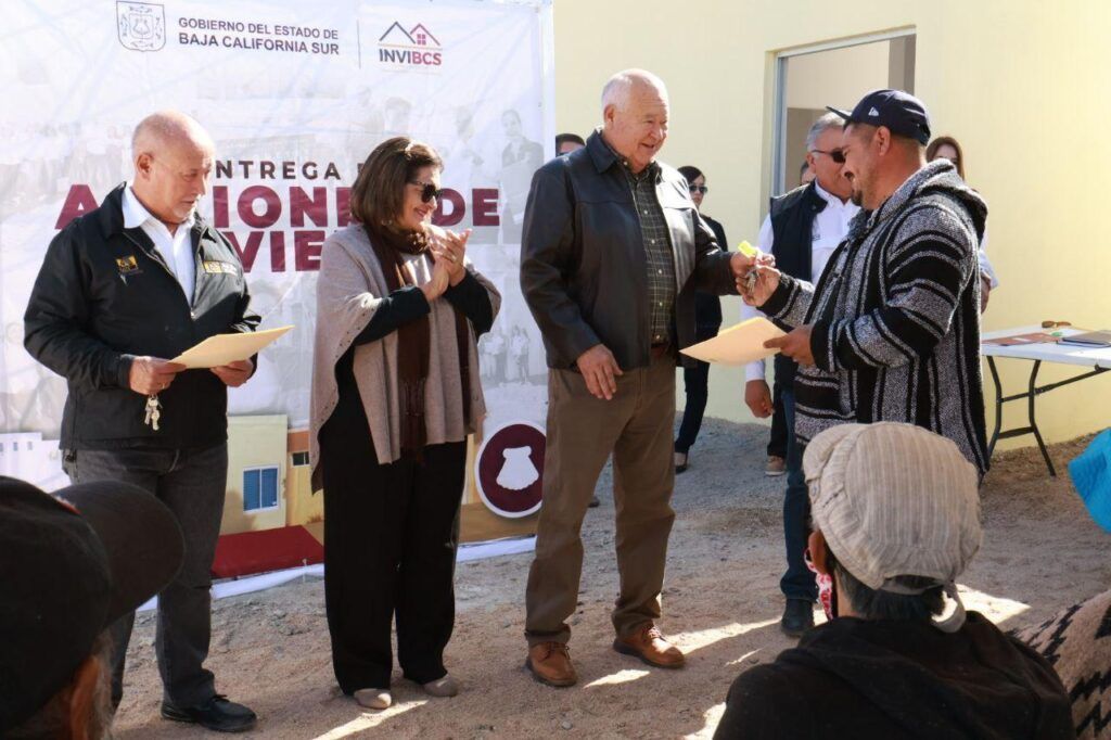 El Gobernador Víctor Castro entrega 13 viviendas en La Paz, reafirmando su compromiso de garantizar hogares dignos para las familias sudcalifornianas.