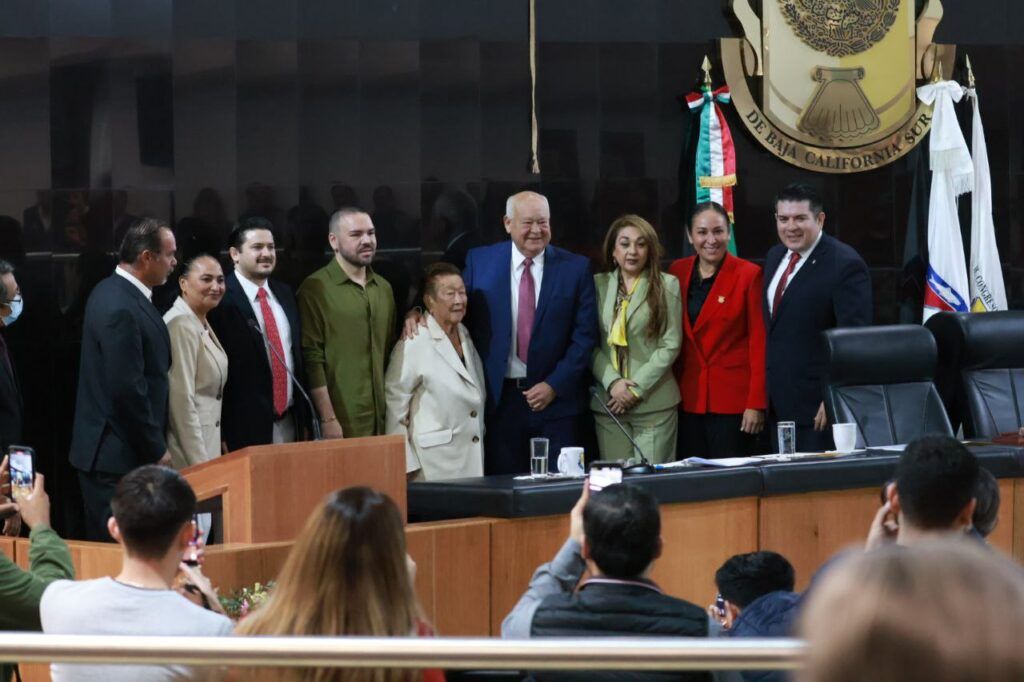 En sesión solemne, el Gobernador Víctor Castro y autoridades reconocieron a los constituyentes y destacaron la importancia del marco jurídico. constitución
