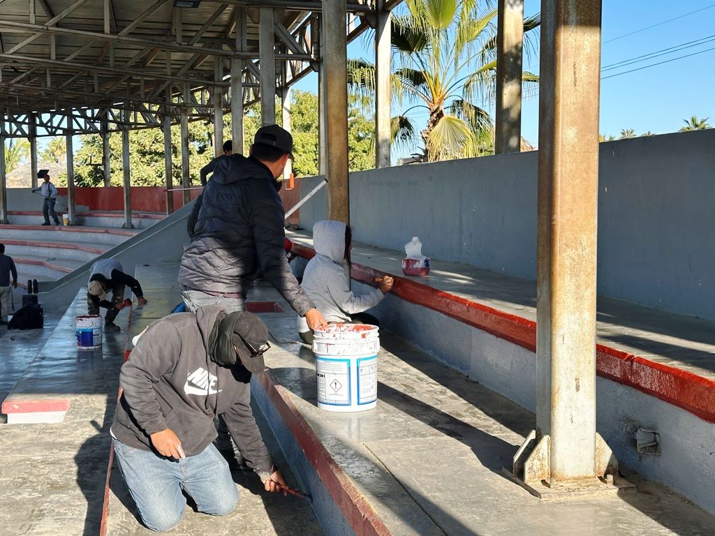 Accesos y gradas del estadio de béisbol son renovados para beneficio de la comunidad de Todos Santos