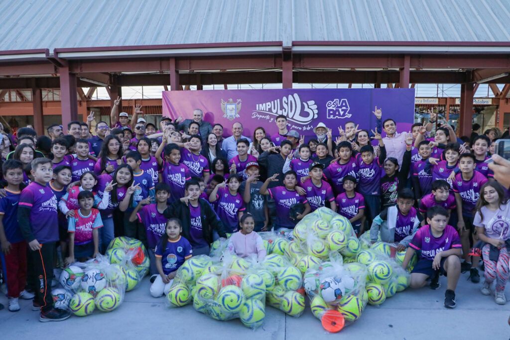 La Presidenta Municipal, Milena Quiroga Romero, entregó material deportivo para 17 disciplinas, beneficiando a más de 2,200 usuarios permanentes en zonas urbanas y rurales.