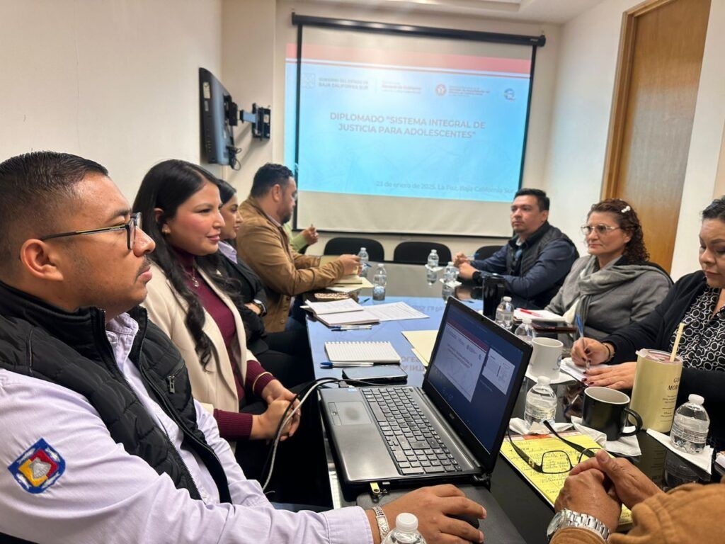 Servidores públicos de BCS reciben becas para profesionalizarse en reinserción social y derechos humanos de adolescentes