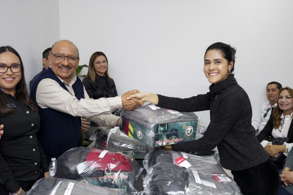 El apoyo en uniformes, con una inversión superior al millón de pesos, beneficia a personal administrativo, técnico y docente.