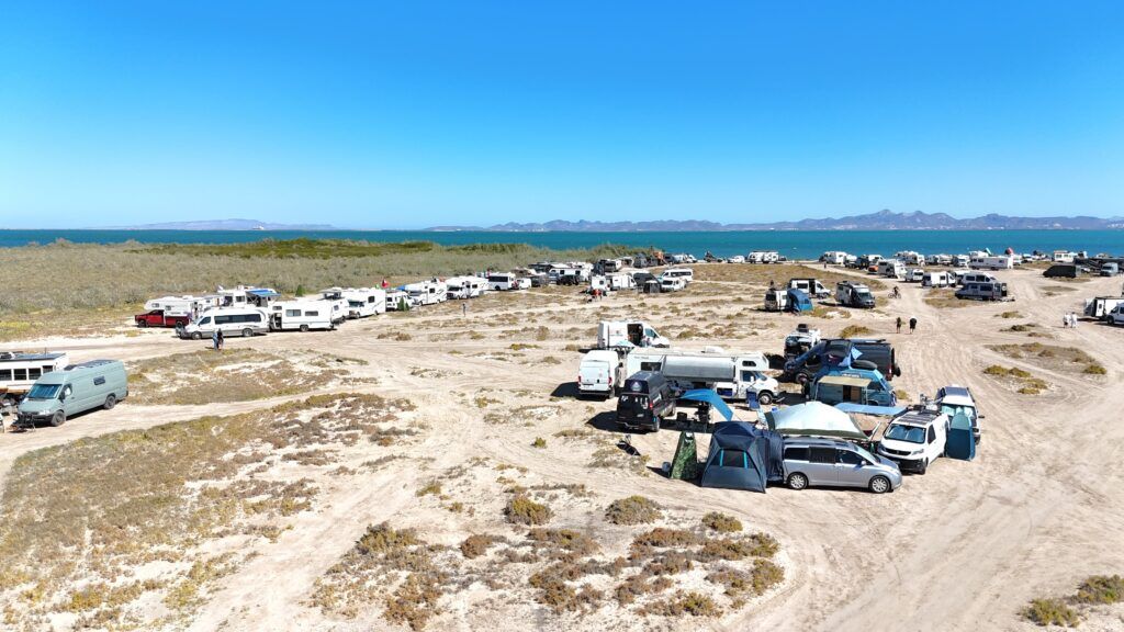 FONMAR promueve conciencia ambiental entre turistas en playa El Comitán, colocaron contenedores de basura y se acordaron acciones para reducir el impacto 