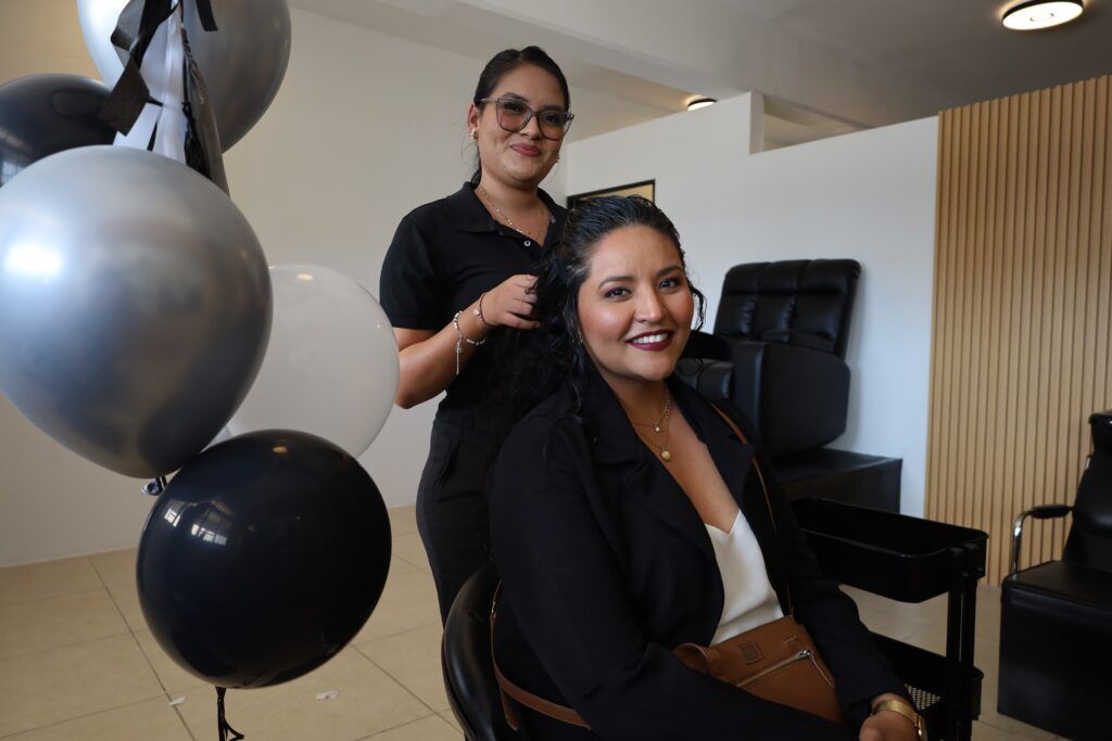 El estudio, equipado con tecnología moderna, responde a la creciente demanda de capacitación en el área de belleza.