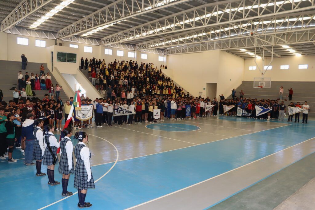 Secundarias públicas y privadas de La Paz compiten en los Juegos Deportivos Intersecundarios en voleibol, béisbol, basquetbol y fútbol, promoviendo salud, valores y prevención de adicciones.