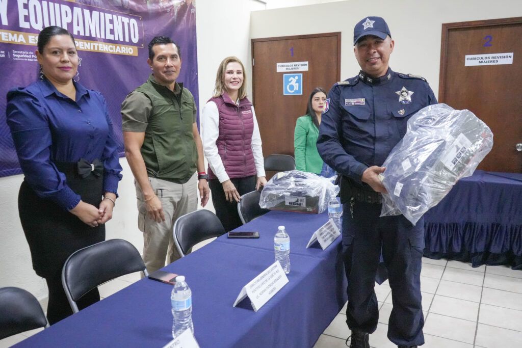 Los uniformes incluyen botas, cascos balísticos y chalecos antibalas