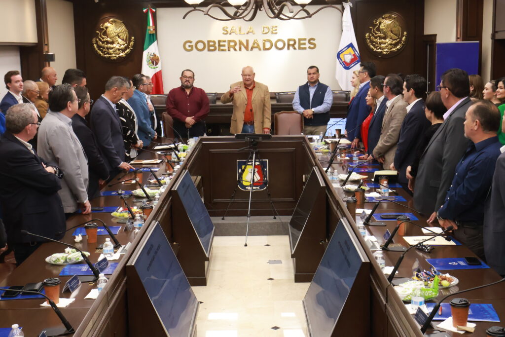 Víctor Castro Cosío tomó protesta a la nueva directiva del Colegio de Notarios y llamó a la honestidad en su labor.