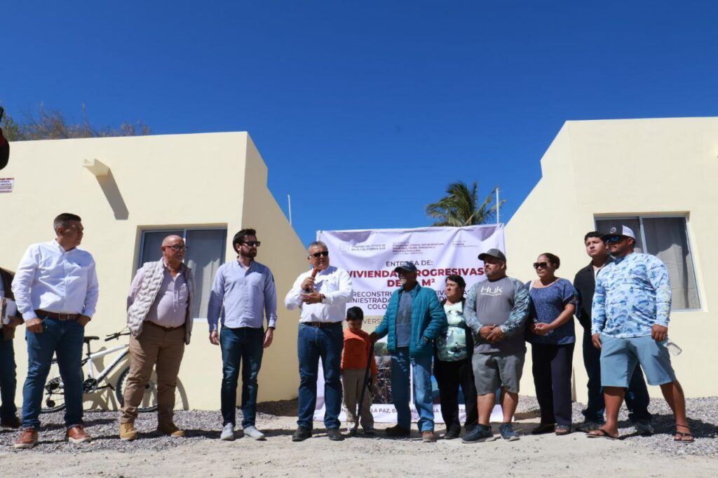 Dos familias que perdieron su patrimonio en septiembre de 2024 reciben viviendas totalmente equipadas.