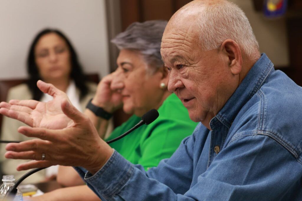 El mandatario sudcaliforniano convocó a administradores estatales a ejercer funciones públicas con transparencia, honestidad y calidez en la atención ciudadana.