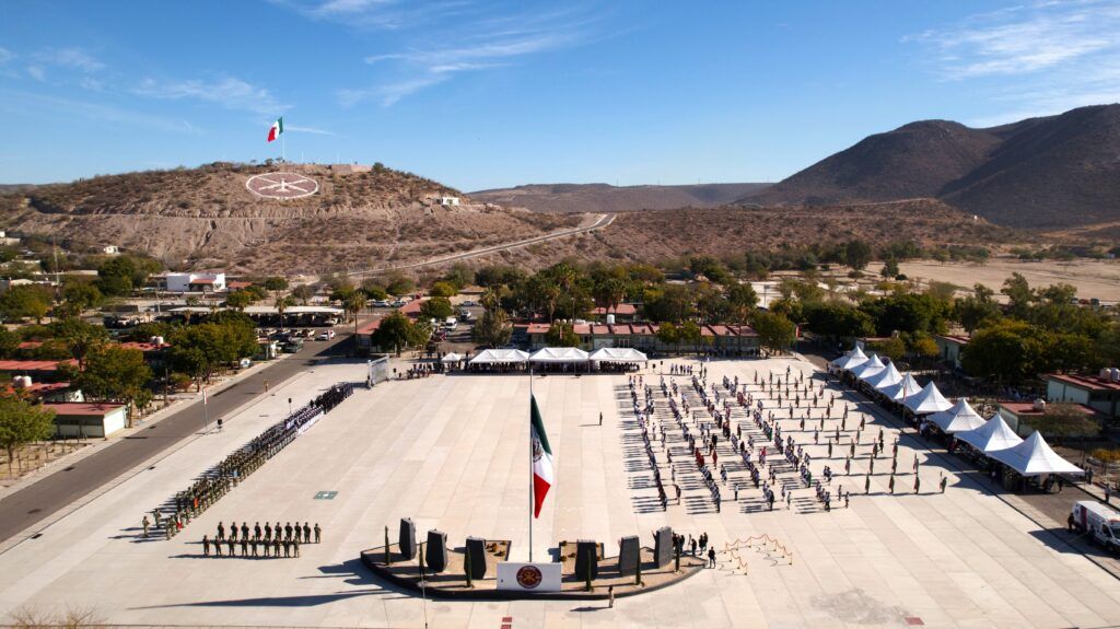 Víctor Manuel Castro Cosío lideró el evento por el Día de la Bandera en la Tercera Zona Militar, destacando el valor de los símbolos patrios como factor de unidad e identidad nacional.
