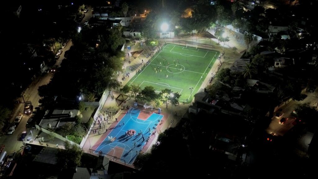 Con cancha de fútbol sintética, juegos y alumbrado, el parque busca fomentar la convivencia familiar.