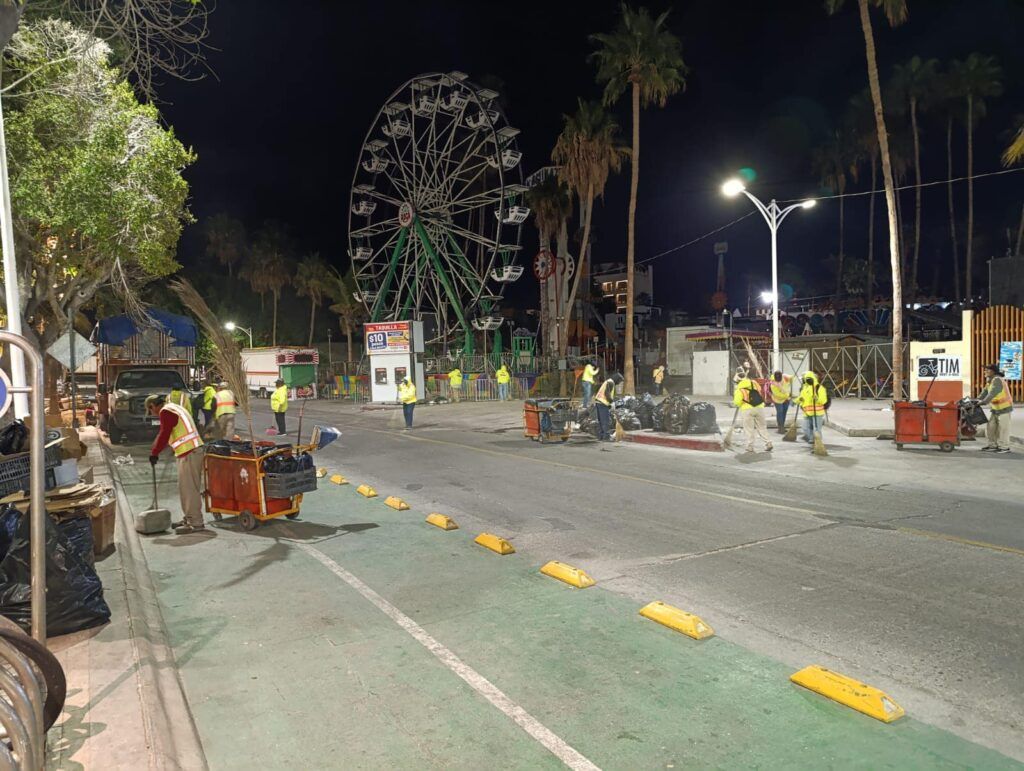 Ochenta trabajadores participaron en la limpieza de 1.92 kilómetros del Malecón, garantizando vialidades despejadas y ordenadas.