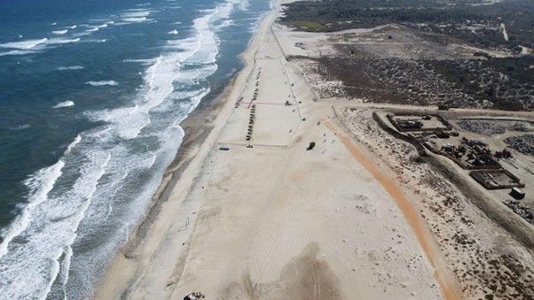 La construcción de una marina y la desviación del Arroyo Santiago para un megaproyecto turístico dejan a 80 pescadores sin acceso al mar y en riesgo de perder su derecho histórico a la playa.