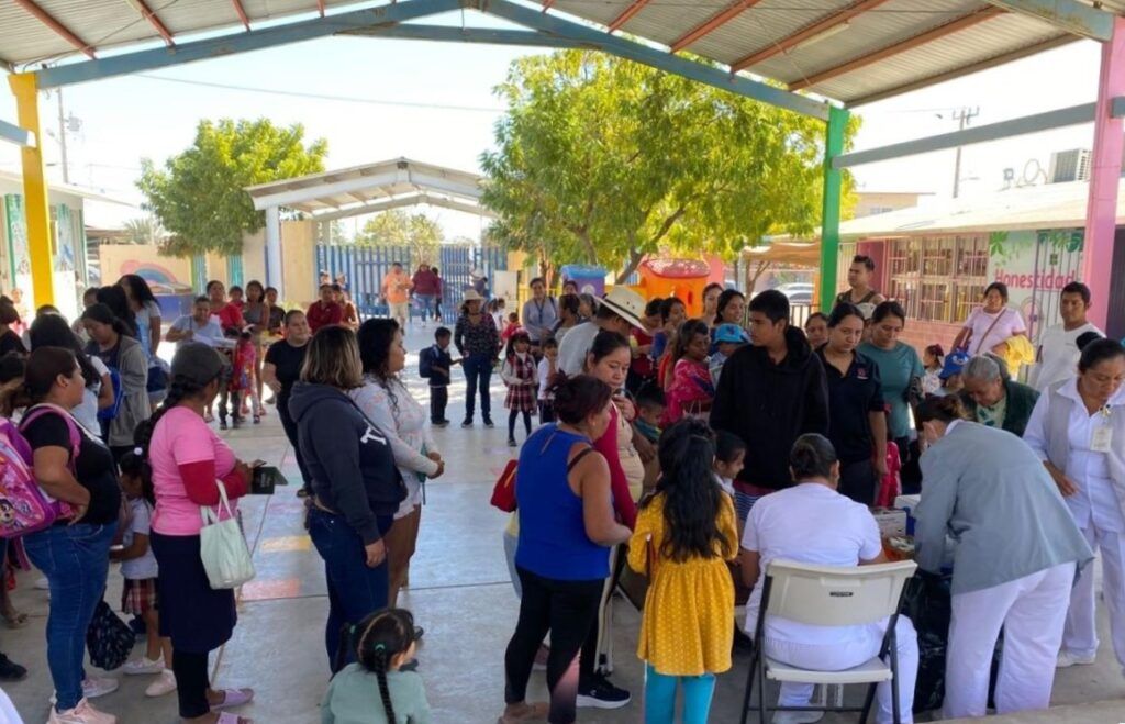 Revisiones médicas, vacunación y charlas sobre salud forman parte de la estrategia para mejorar el bienestar de alumnos, maestros y padres de familia.