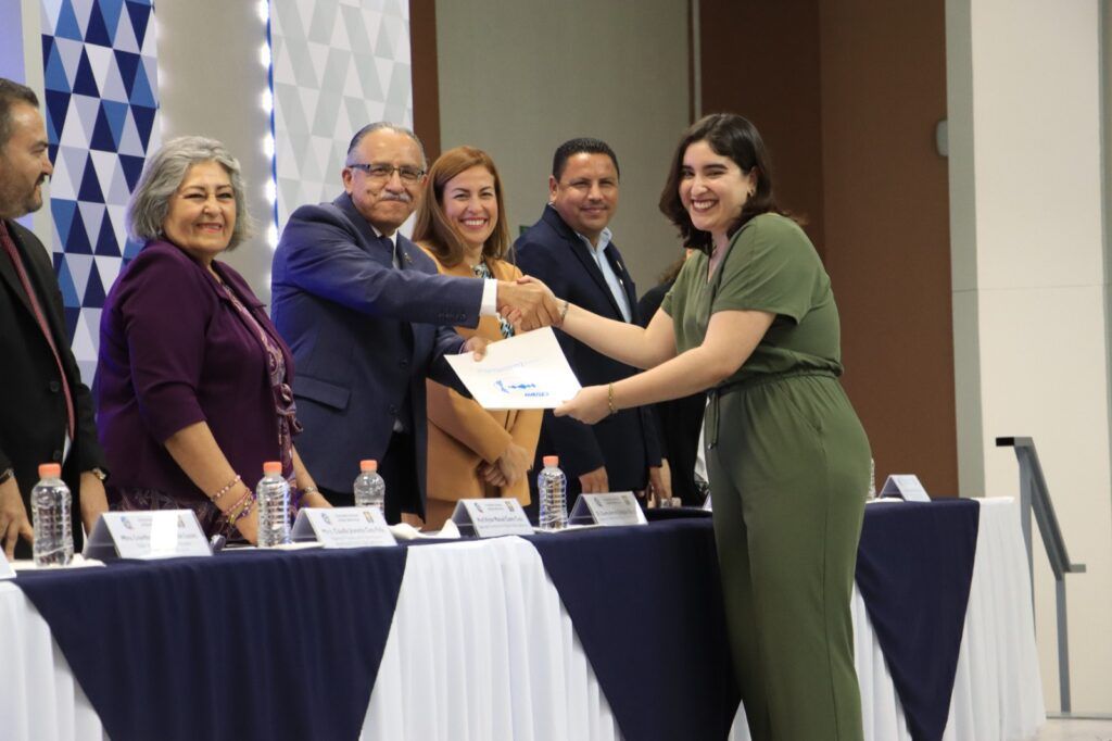 166 egresados y 21 posgraduados reciben oficialmente sus documentos académicos en una emotiva ceremonia