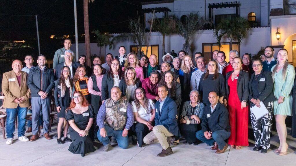 Teresita Valentín Vázquez y Eduardo Van Wormer presentan iniciativa en el Segundo Encuentro Estatal de Regidores para promover la transparencia y la participación activa de los ciudadanos.