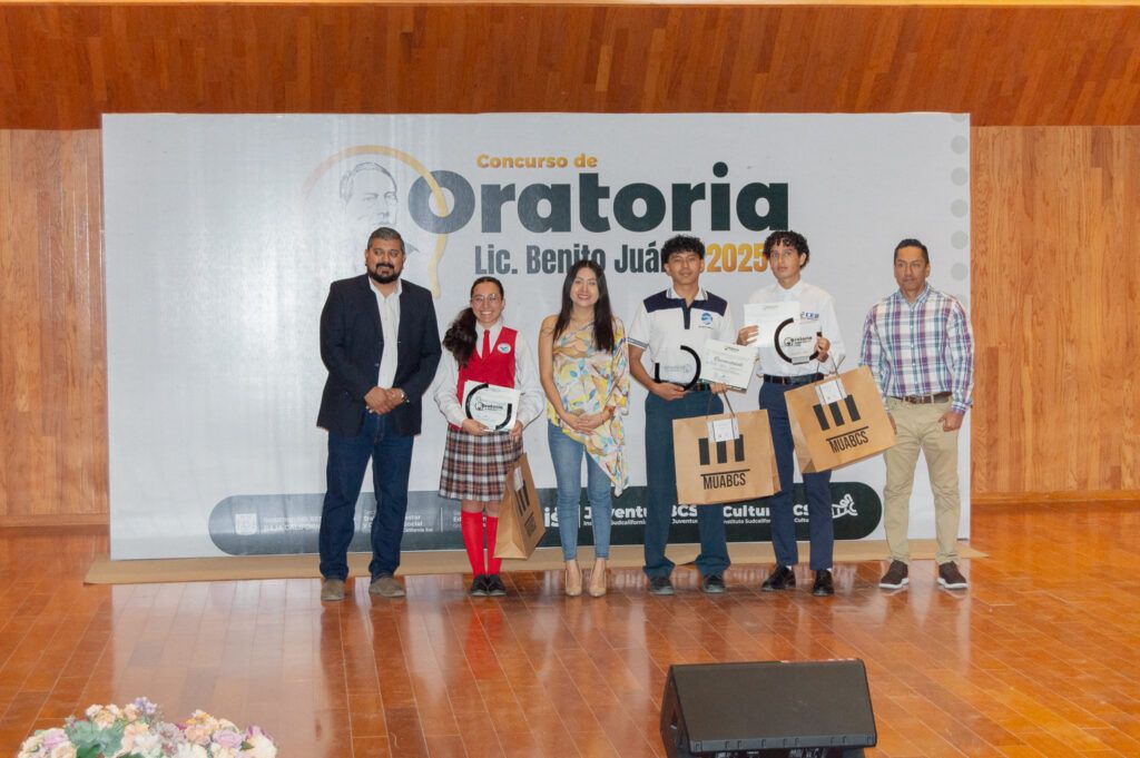 Jóvenes de los cinco municipios de BCS participaron en el evento, premiando a los mejores oradores con premios en efectivo