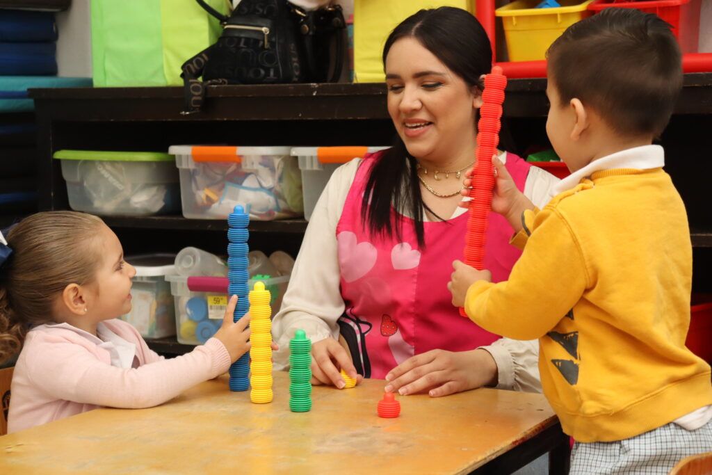 Con la participación de educadoras certificadas, los Centros de Atención Infantil ofrecen un espacio de aprendizaje basado en el juego para niños desde 45 días hasta tres años.