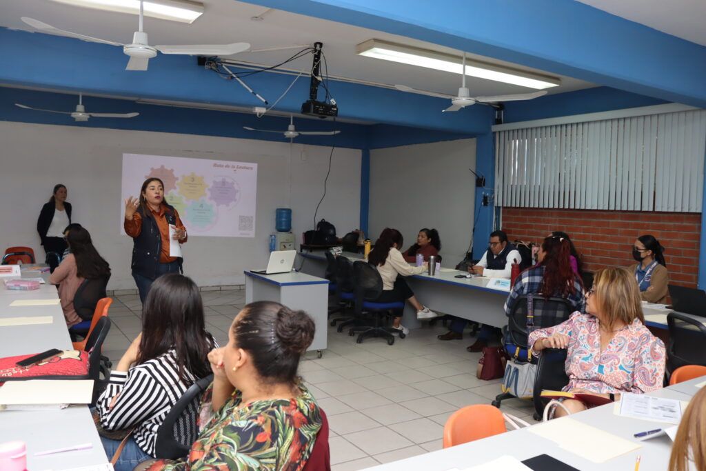La actividad, que reúne a más de 900 docentes, busca mejorar la enseñanza y promover la creatividad y el pensamiento crítico en los estudiantes.