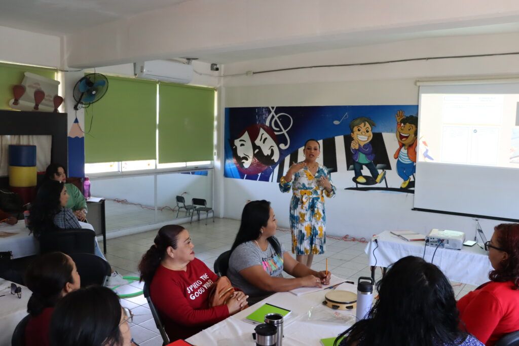 Talleres mensuales capacitan a asistentes y psicólogos de los Centros de Atención Infantil en nuevas estrategias educativas.