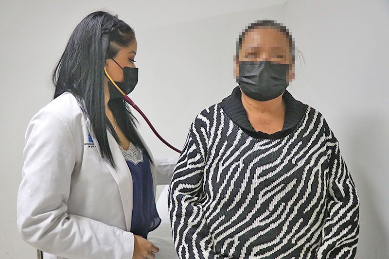La tos ferina puede prevenirse mediante las vacunas infantiles, asegurando esquemas completos.