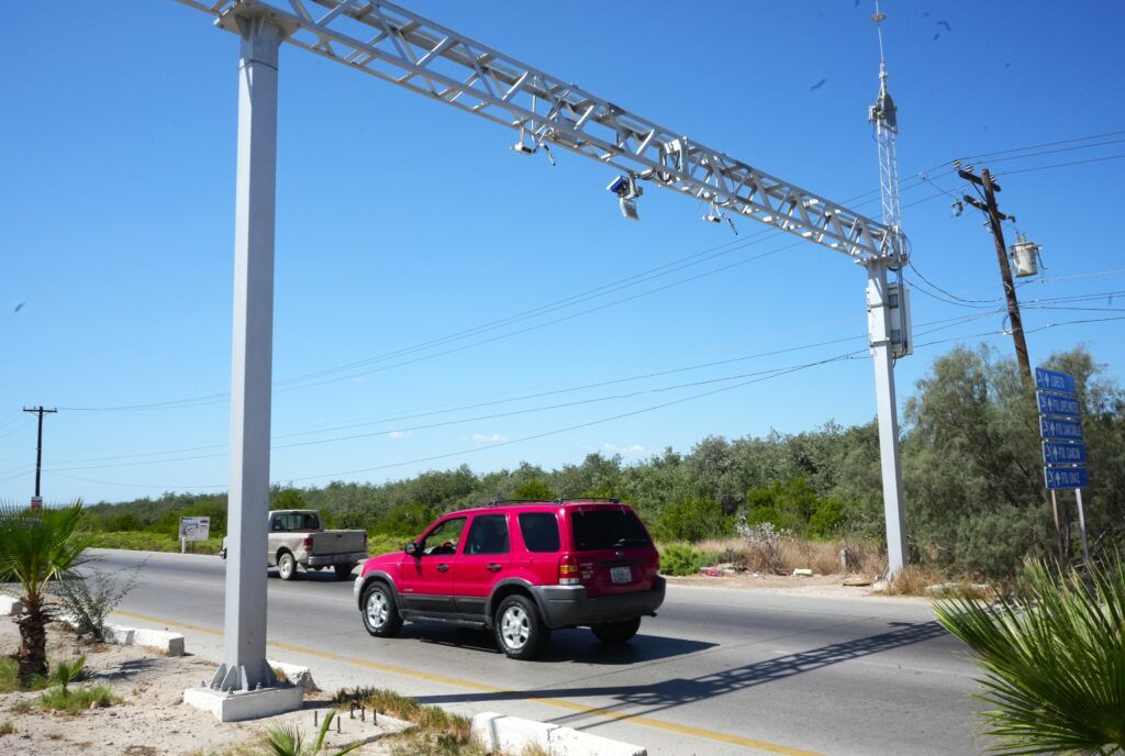 El prototipo de arco móvil, equipado con cámaras y software de detección, fortalecerá la seguridad en zonas de alto flujo vehicular.
