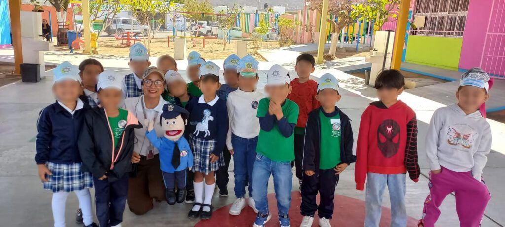 El programa busca fortalecer el vínculo entre los menores y la policía, para que los niños se sientan seguros al solicitar ayuda ante situaciones de riesgo.