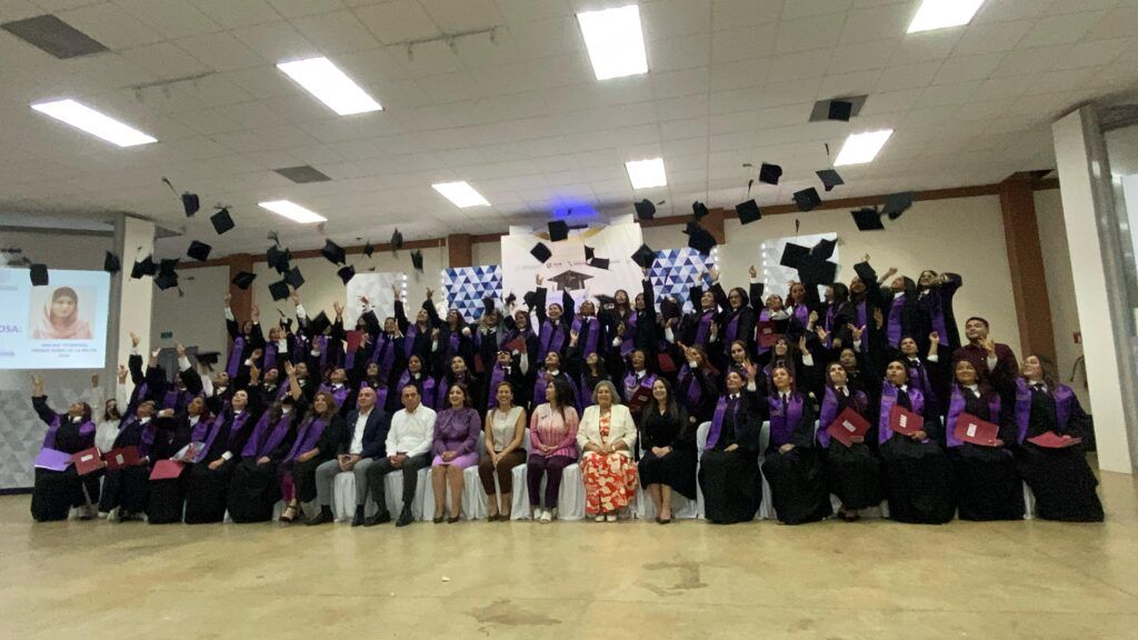 Acompañadas de sus familias, las 56 egresadas reciben su certificado en un evento que resalta la importancia de la educación en el empoderamiento femenino.