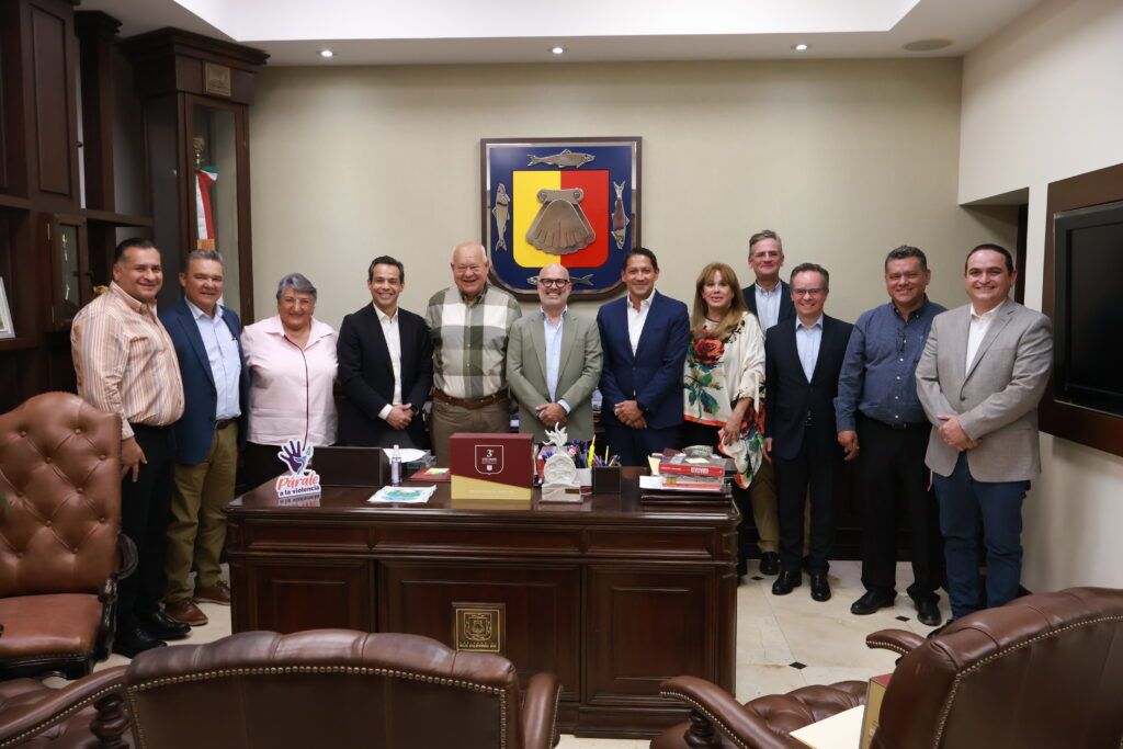 El gobernador y directivos de Banco Santander discuten estrategias para el desarrollo de la agricultura, turismo y vivienda en la región.