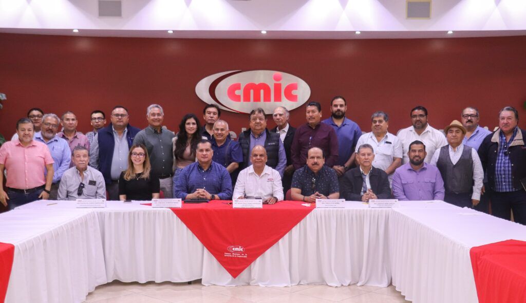 La Cámara Mexicana de la Industria de la Construcción es reconocida por su apoyo en labores de protección civil y rehabilitación de caminos ante contingencias climáticas.