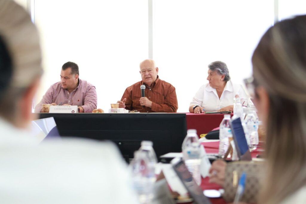 En colaboración con los alcaldes y representantes de los poderes Legislativo y Judicial, el gobernador aborda ajustes laborales dentro de un marco económico responsable.