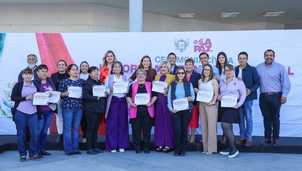 El Ayuntamiento de La Paz rindió tributo a trabajadoras con hasta 37 años de servicio, destacando su papel en la construcción de una sociedad más equitativa.